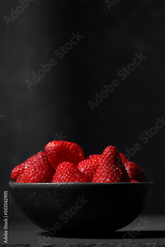 Detalle bol de fresas frescas y ecológicas  en su punto de maduración
