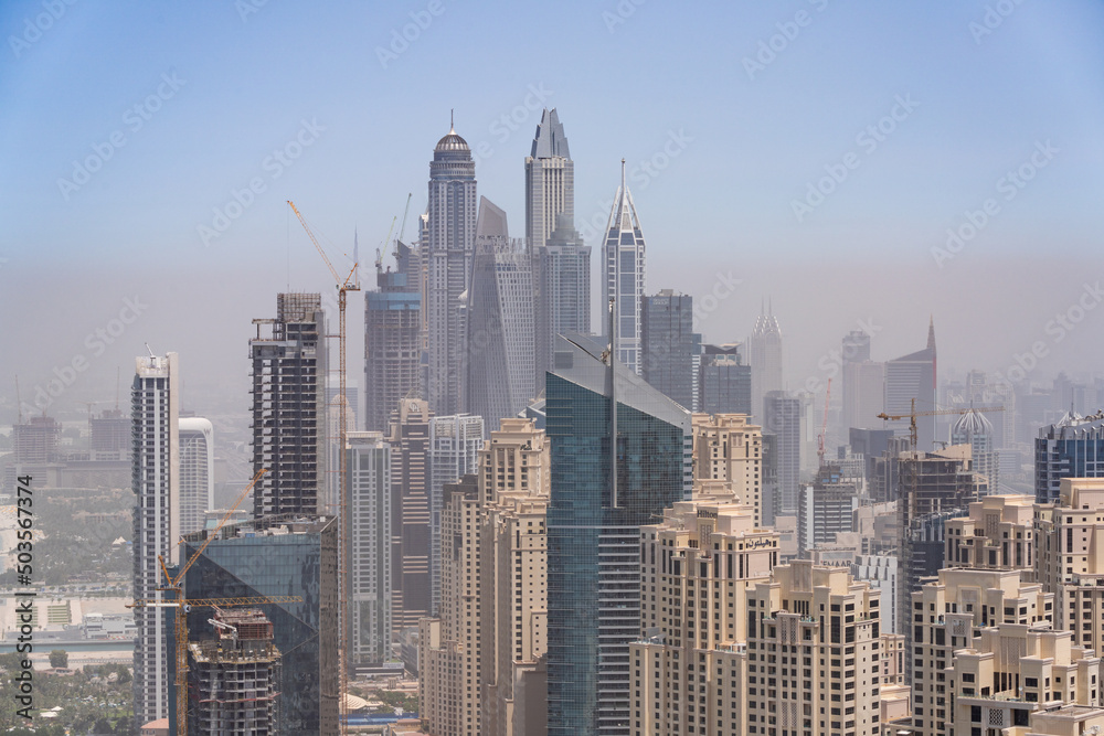 Dubai Marina Skyline. Luftaufnahme am Morgen mit Sand und Nebel Dubai Marina Skyline. Luftaufnahme am Morgen mit Sand und Nebel
