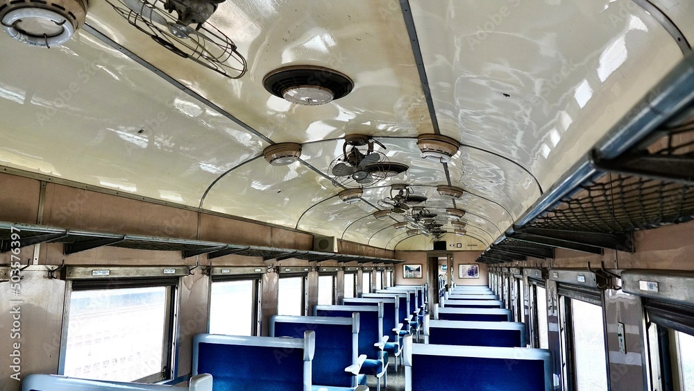 Fototapeta premium 大井川鐵道SLの列車の中の風景