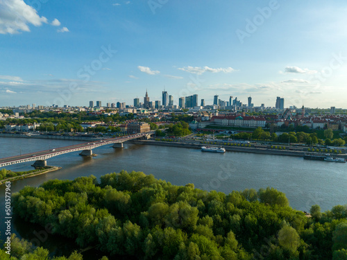 Fototapeta widok z lotu ptaka na centrum Warszawy, panorama miasta, wieżowce i rzekę Wisła,