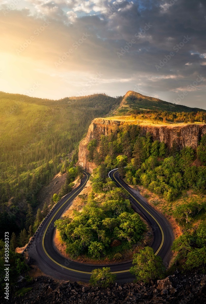 Ταπετσαρία curvy road in the mountains in the dalles of the columbia river gorge