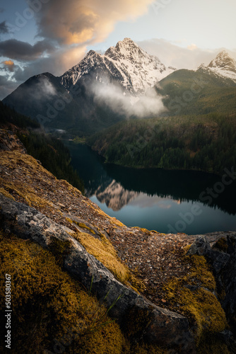 Fototapeta Naklejka Na Ścianę i Meble -  sunset in the north cascades over diablo lake