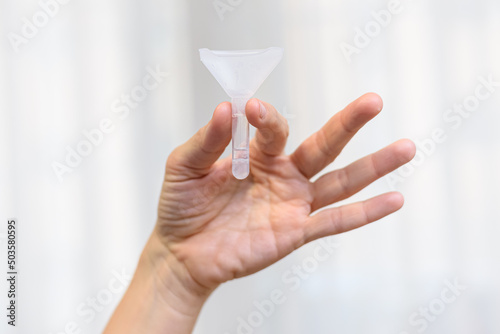 Foto Hand holds a saliva sample to detect covid19 antigens.