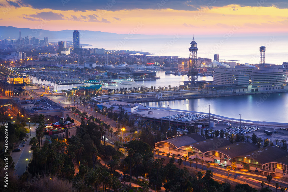 Obraz premium Port Vell and cityspace of Barcelona in early morning. Catalonia, Spain