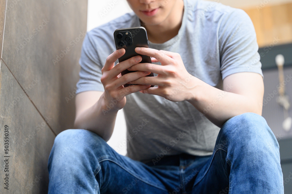 スマホを見つめる男性 顔無し スマホを見つめる男性 顔無し