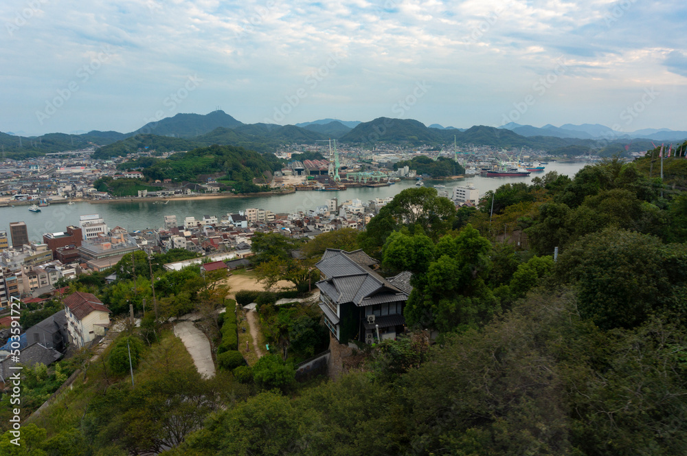 千光寺から撮影した尾道水道と山と都市景観