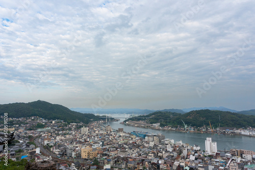 千光寺から撮影した尾道水道と都市景観 © のぞみ 田中