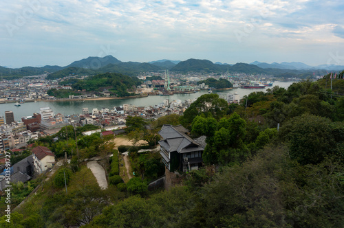 千光寺から撮影した尾道水道と山と都市景観 © のぞみ 田中