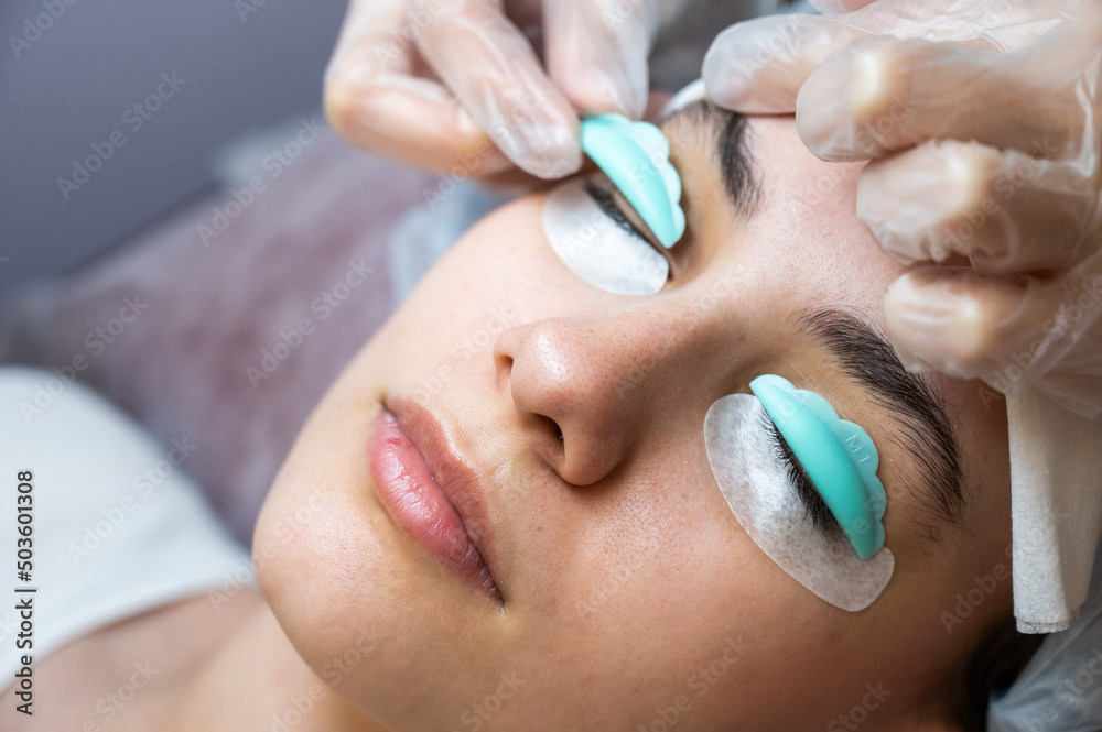 The master attaches to the client a special roller for laminating eyelashes. The master attaches to the client a special roller for laminating eyelashes.