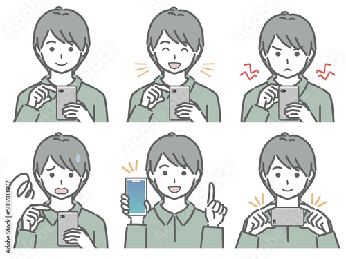 スマホを操作する私服の若い男性