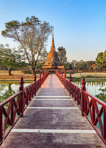 Photo Wat Sra Sri or Wat Sa Si in Sukhothai historical park in Thailand