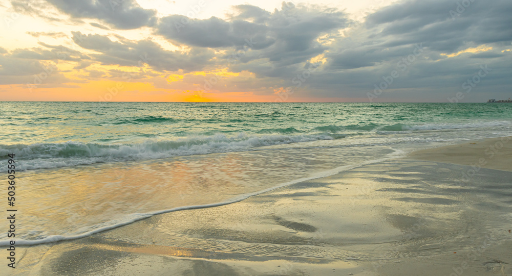 Obraz premium Reflection of Sunset on North Lido Key Beach, Sarasota, Florida, USA