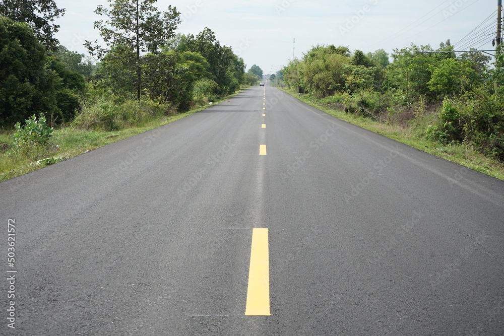 Yellow traffic line Used to divide the traffic direction.