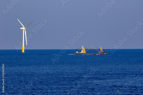 浮体式洋上風力発電所 photo