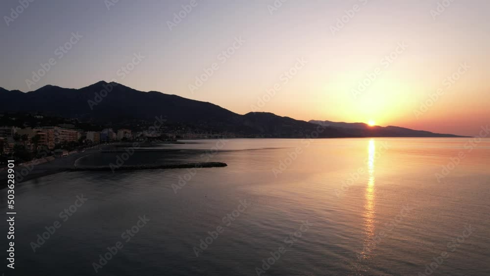 à l'aube à Roquebrune-Cap-Martin - Alpes-Maritimes à l'aube à Roquebrune-Cap-Martin - Alpes-Maritimes