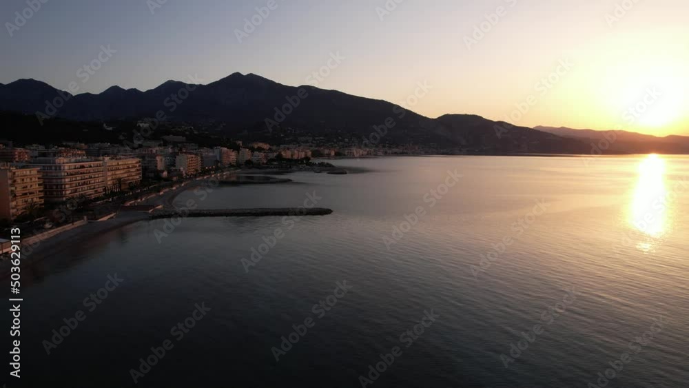 Front de mer au lever du soleil - Côte d'Azur Front de mer au lever du soleil - Côte d'Azur