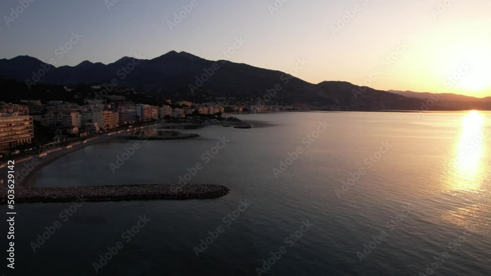 vue aérienne de la ville et de la plage au lever du soleil en été - Roquebrune-Cap-Martin