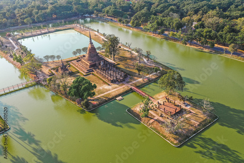 Photo Aerial view of Wat Sra Sri or Wat Sa Si in Sukhothai historical park in Thailand