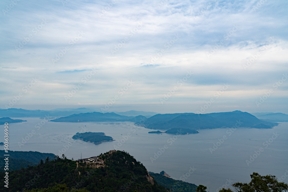 宮島の弥山から撮影した海と島々の絶景