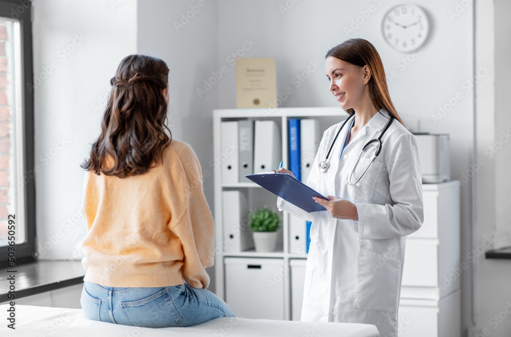 Φωτογραφία medicine, healthcare and people concept - smiling female doctor with clipboard t