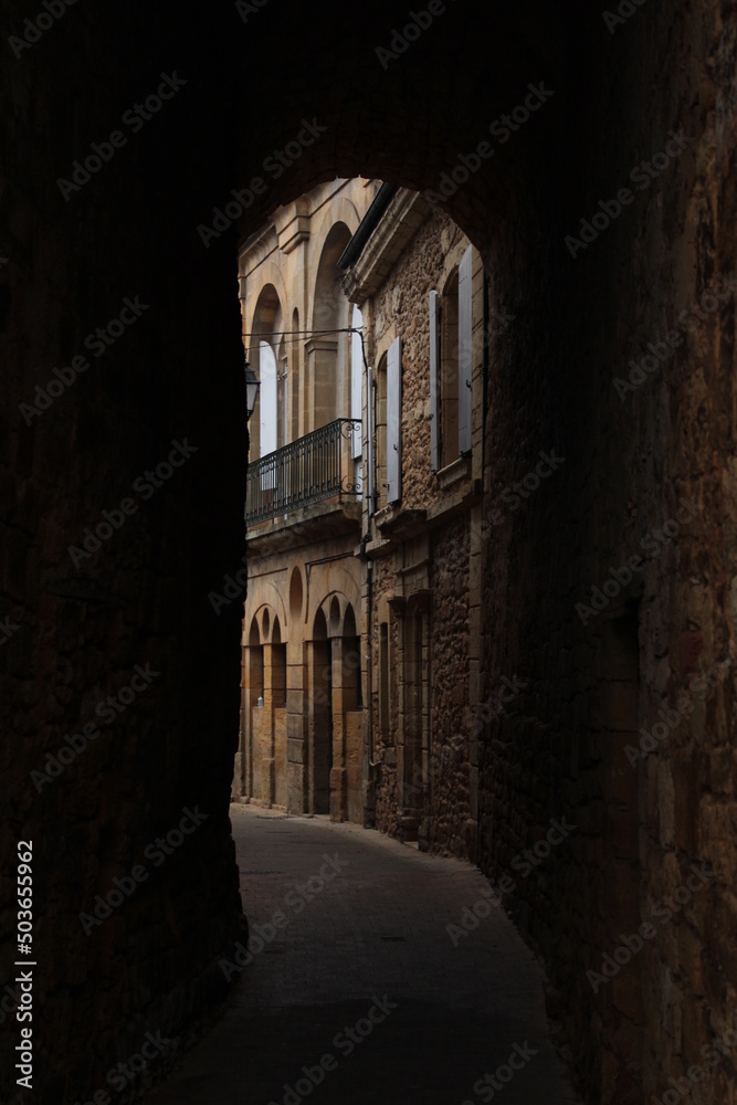 Fototapeta premium Ruelle sombre sous un pont