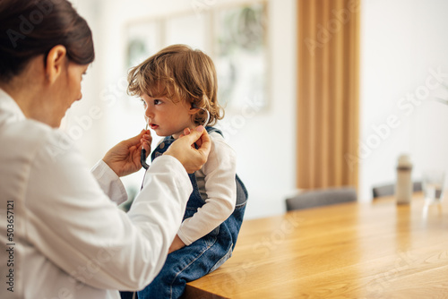 The female pediatrician approaches nicely with the child, showin photo