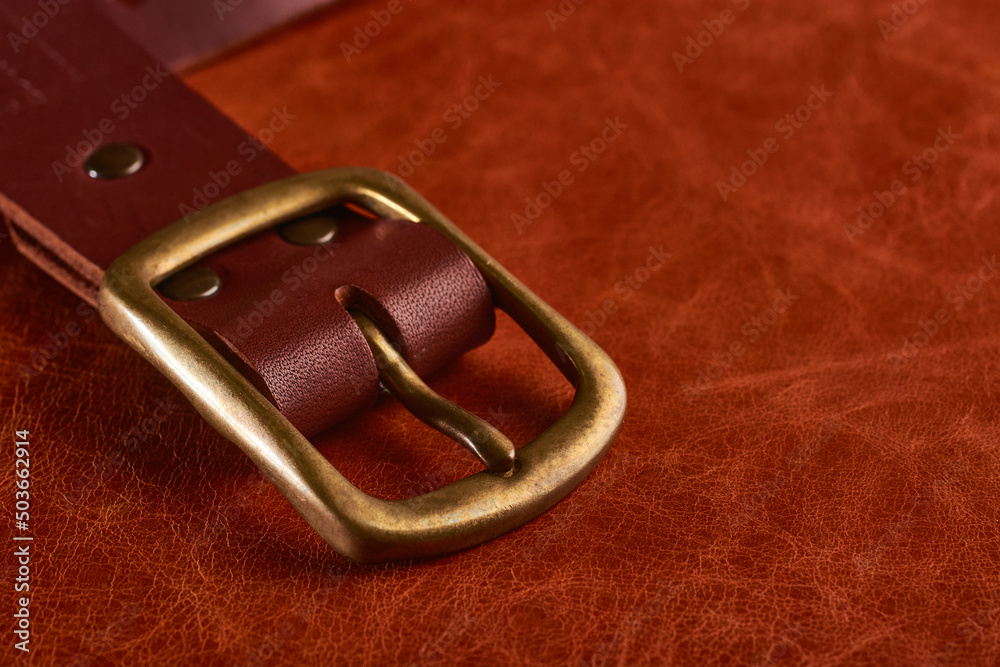 Buckle in solid brass with traces of patina. Buckle in solid brass with traces of patina.