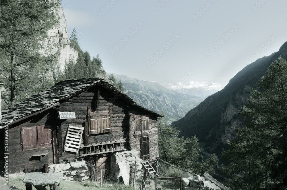 Ein Alpenpanorama mit einer alten Berghütte aus Holz 