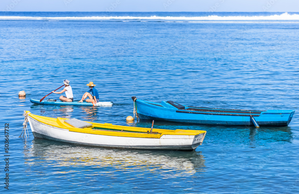 Barques de pêche et paddle assis au Bassin Pirogue, l’Etang-Salé, île de la Réunion 