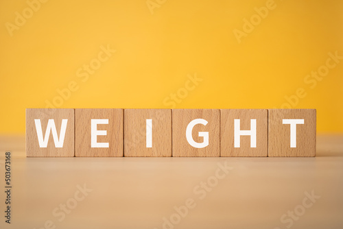 Fotografiet 重さ・体重のイメージ｜「WEIGHT」と書かれた積み木