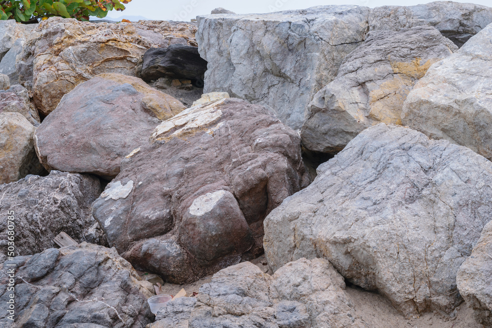 Photos of stones and beach rocks, where you can see their textures, lines, shapes, colors, humidity, crabs, the photos were taken on a cloudy day with a cold tone and white balance. Photos of stones and beach rocks, where you can see their textures, lines, shapes, colors, humidity, crabs, the photos were taken on a cloudy day with a cold tone and white balance.
