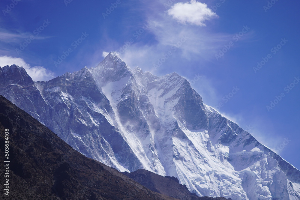 Scenic view of Lhotse mountain in Asia covered in snow in blue sky background - obrazy, fototapety, plakaty 