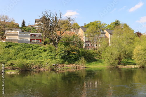 Frühling an der Ruhr in Hattingen; Blick über den Fluss auf den nördlichen Stadtteil Winz