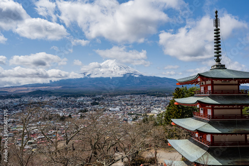 新倉山浅間公園 - 忠霊塔