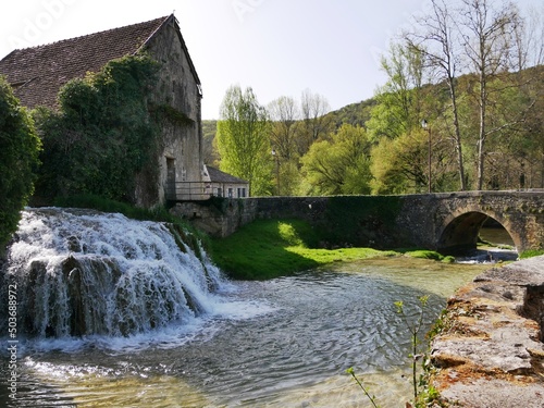 La rivière le Coly et sa cascade dans la commune de Condat sur Vézère en Dordogne. Périgord Noir. France photo