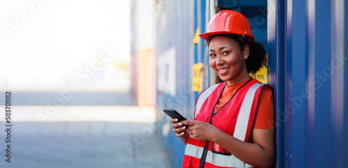 Φωτογραφία Online working by smartphone