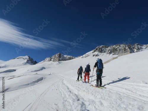 ski alpinisme à l'Anéto montagne et sommet des Pyrénées espagnoles en ski de rando et alpinisme en piolet et crampons pour la glace et la neige en montagne