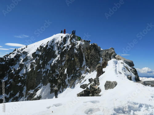 ski alpinisme à l'Anéto montagne et sommet des Pyrénées espagnoles en ski de rando et alpinisme en piolet et crampons pour la glace et la neige en montagne