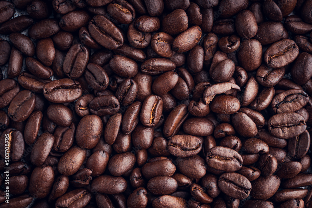 Obraz premium Roasted coffee beans background. Selective focus