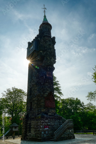 Historischer Turm in einem Park auf der Kaiserhöhe in Wuppertal