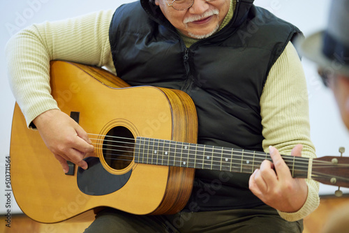 ギターを弾く日本人の男性