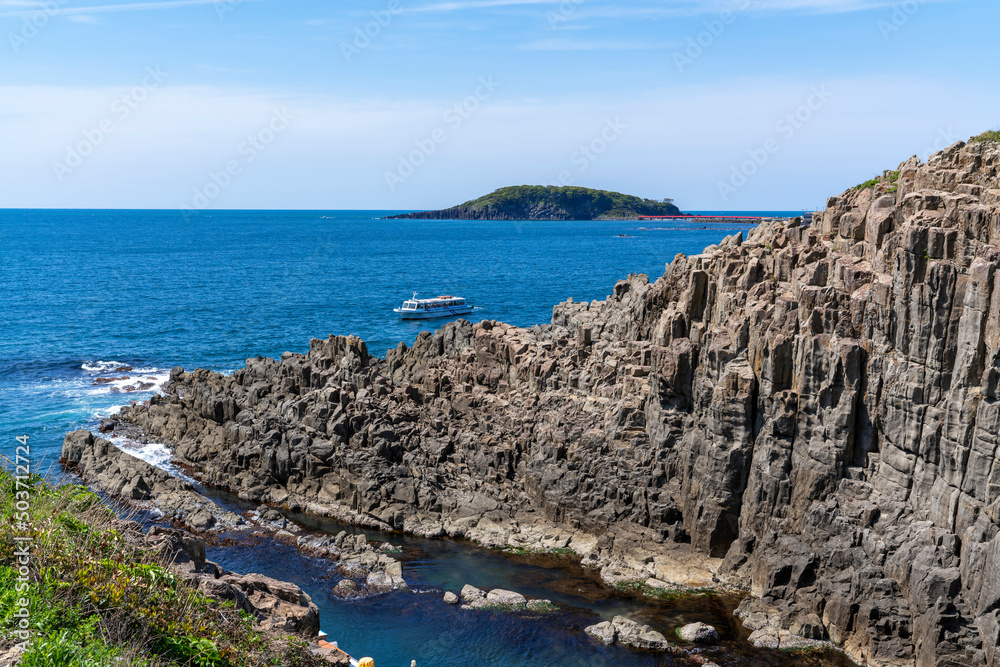Fototapeta premium [福井県]晴天の東尋坊（断崖絶壁の観光名所）