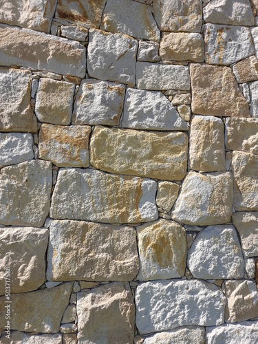 Pared de roca de montaña de diferentes colores y tamaños apiladas con textura, forman un original diseño natural texturizado especial para fondos
