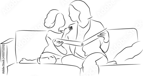 mère et fille sur un canapé entrain de lire une histoire