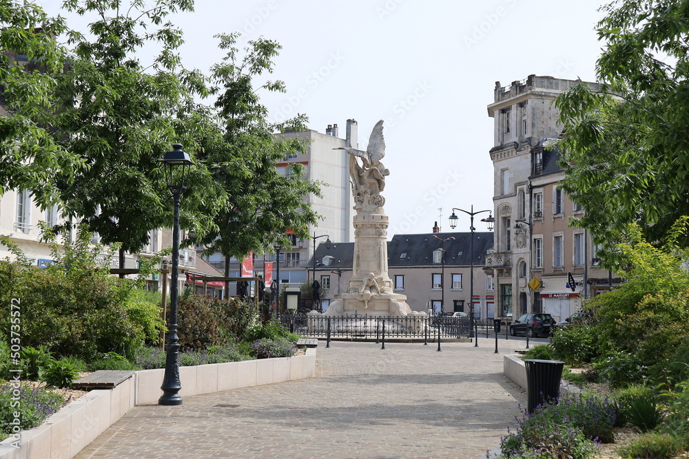 Obraz premium La place Gambetta, ville de Châteauroux, département de l'Indre, France