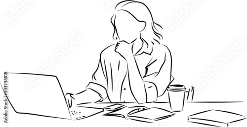 femme qui travaille au bureau sur un ordinateur portable
