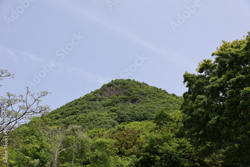 青空に映える円錐　ドーム　すり鉢状の山 photo