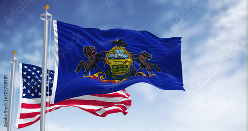 Foto The Pennsylvania state flag waving along with the national flag of the United St