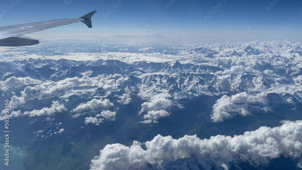 avion de ligne au dessus des alpes gros plan