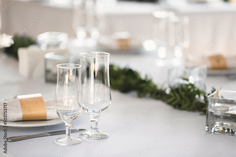 Fototapeta premium Beautiful setting of the wedding banquet table in the restaurant.